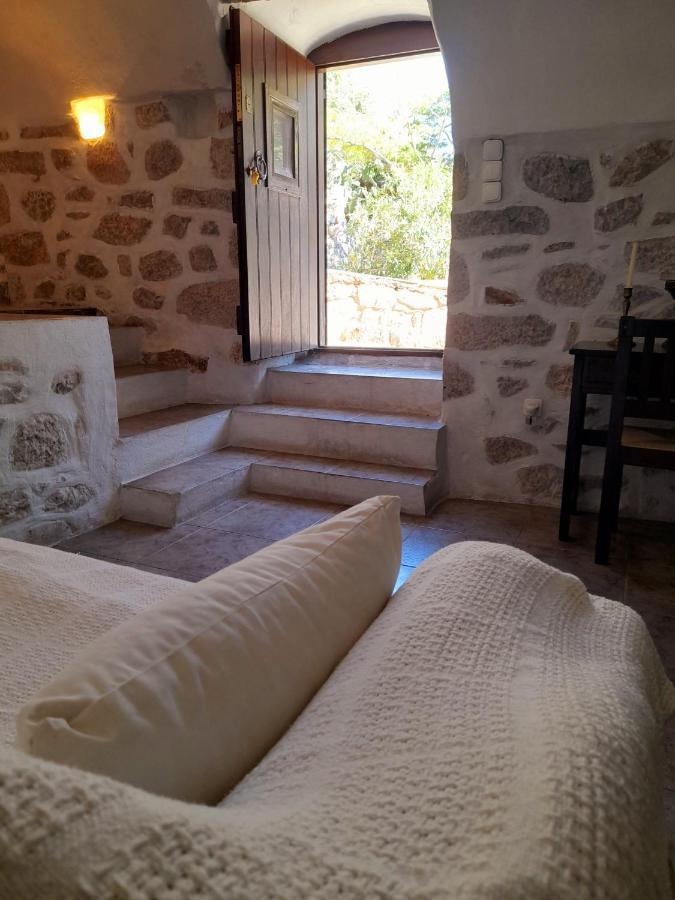 Апартаменты The Two Carob Trees, Traditional Stonehouse, Nikandri, Pirgos Diros Lefkias Экстерьер фото