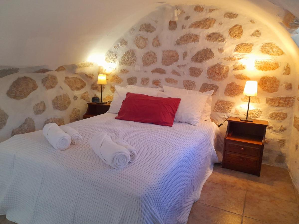 Апартаменты The Two Carob Trees, Traditional Stonehouse, Nikandri, Pirgos Diros Lefkias Экстерьер фото